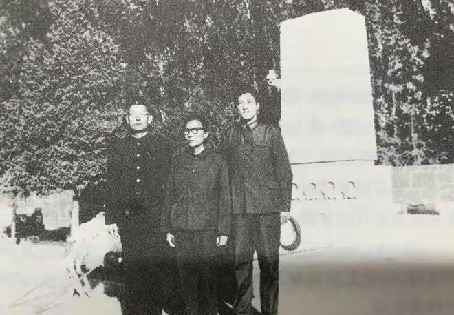 1965年曹耘山报考空军，拿到政审表格时，曹耘山睁大了双眼，在外公那一栏中赫然写