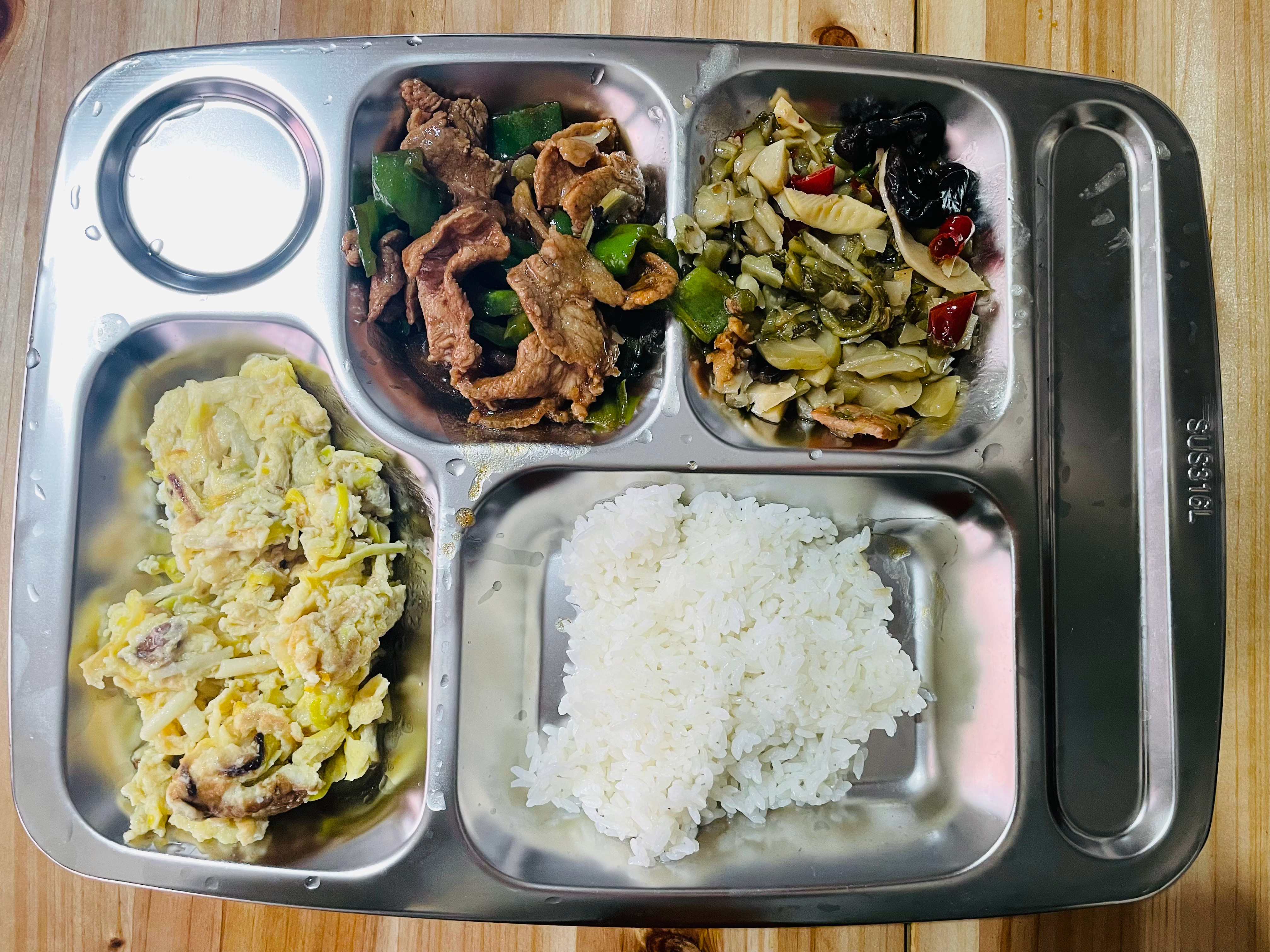 我们食堂就是这种菜，一荤两素，有汤我没要。 