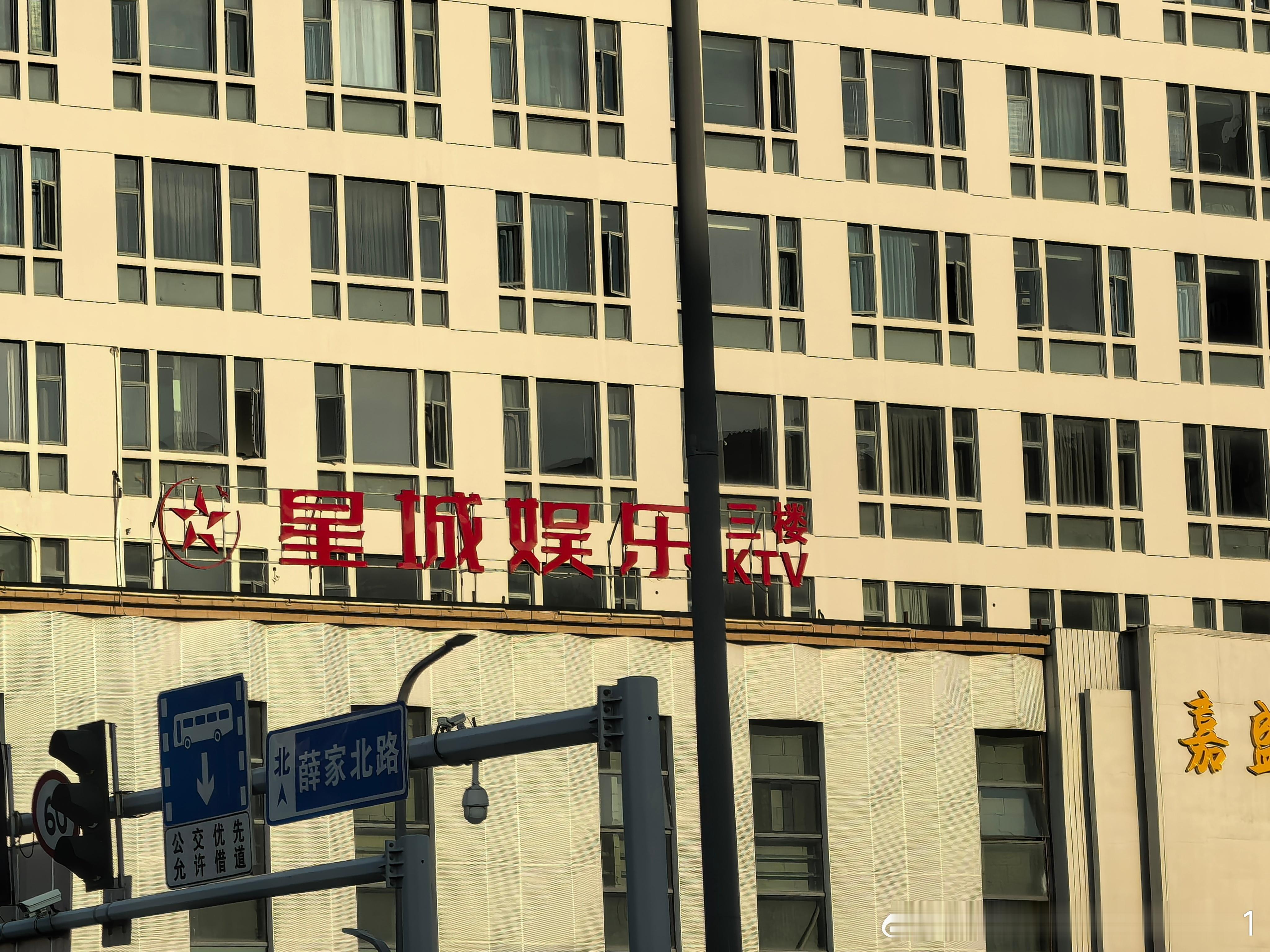 抖音礼物 擦边星光、星城，傻傻分不清楚，老哥说现在奉化的娱乐场所生意也不好，因为