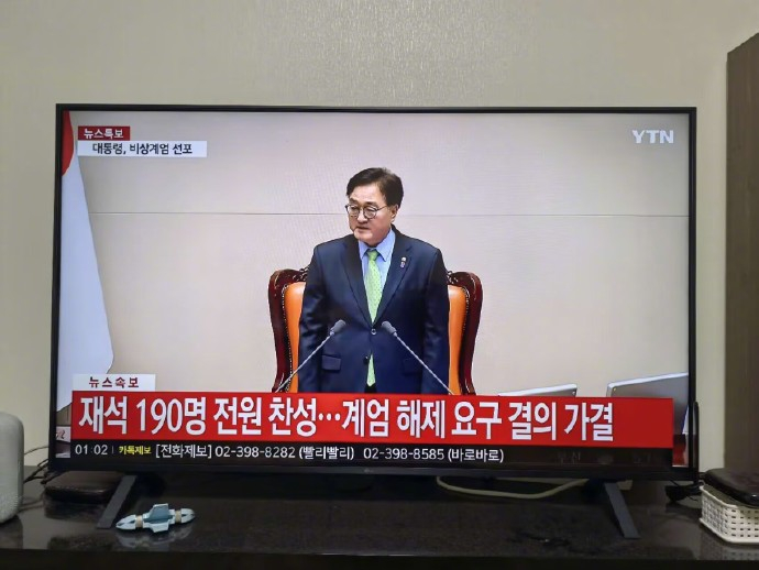 韩国会会议通过解除戒严决议 当地时间4日凌晨，韩国国会举行会议，190名国会议员