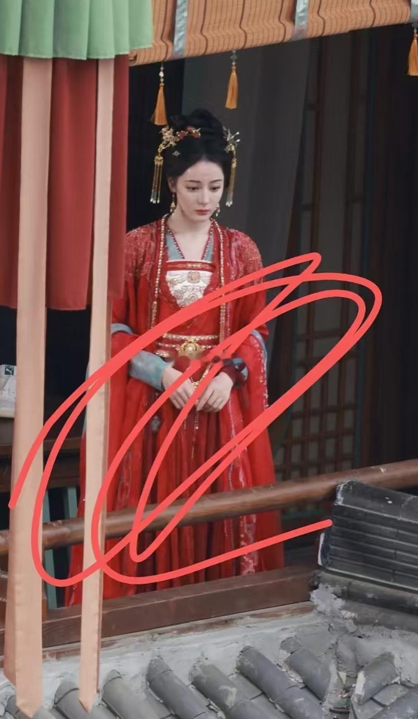 #迪丽热巴贺思慕婚服路透##迪丽热巴红衣婚服路透# ​迪丽热巴[打call][打