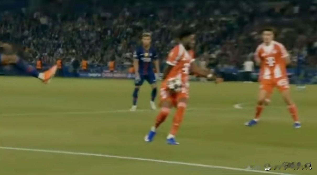 看到拜仁被判的那个点球，就想起了穆里尼奥被黑掉的欧联杯冠军。

戴维斯在禁区内的