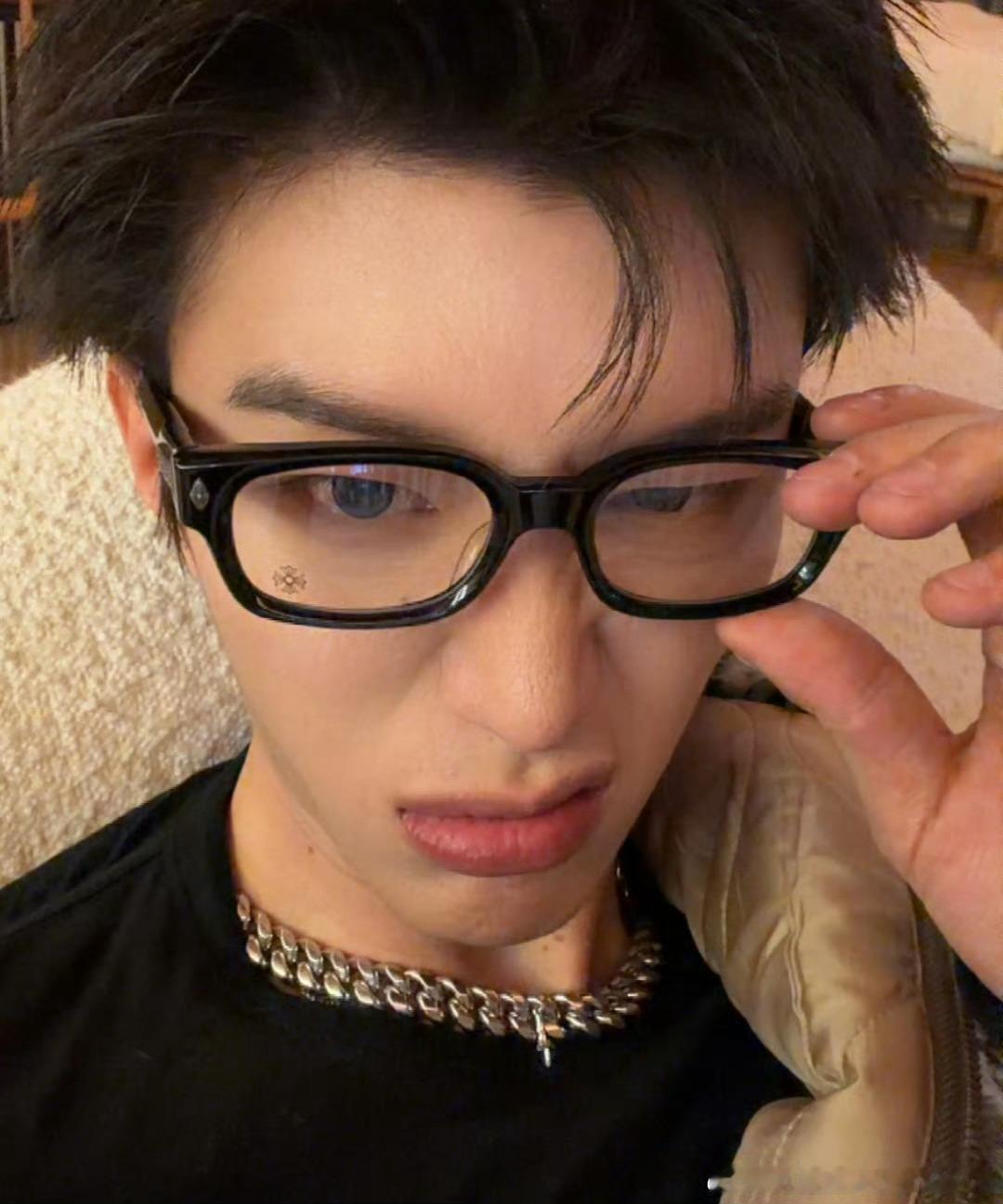 范丞丞撅嘴自拍范丞丞搞怪自拍 范丞丞分享三张自拍，揪耳朵皱眉撅嘴，搞怪又可爱短发