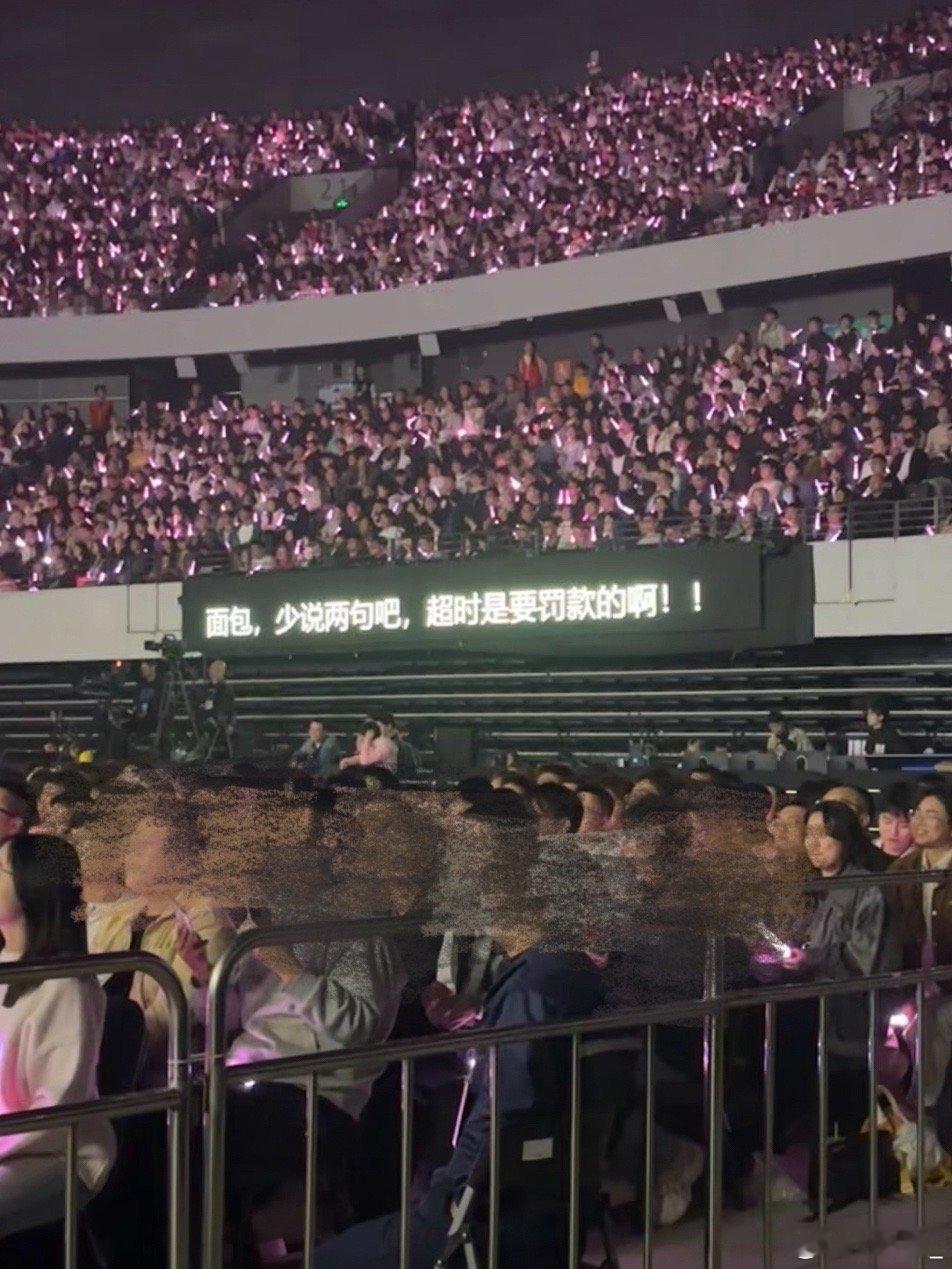 黄霄雲和导演吵起来了黄霄雲收官场想多和粉丝聊，导演提词器花式催场，俩人拌嘴超有趣