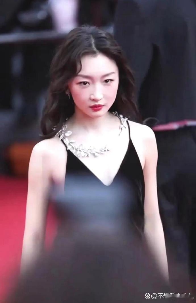 如此这般冰肌玉骨的周冬雨老师，一侧身惊艳全场 ​​​