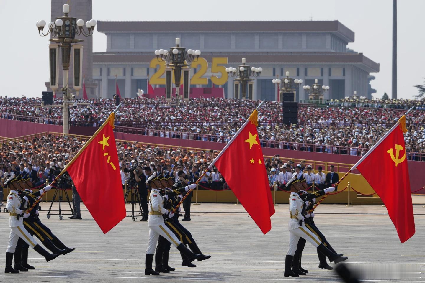 【中国重大阅兵式上展出的武器和军事单位】（美联社）——中国重大阅兵式上的一些武器