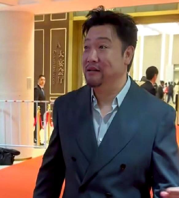 你敢信吗？
跟你推杯换盏喝了半斤白酒的铁哥们，转头就用藏在菜单后的手机，把你1分