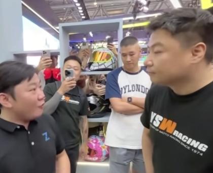 还记得去年摩博会，王铸指着张雪鼻子吼：“你专业还是我专业？” 张雪耐着性子问诉求