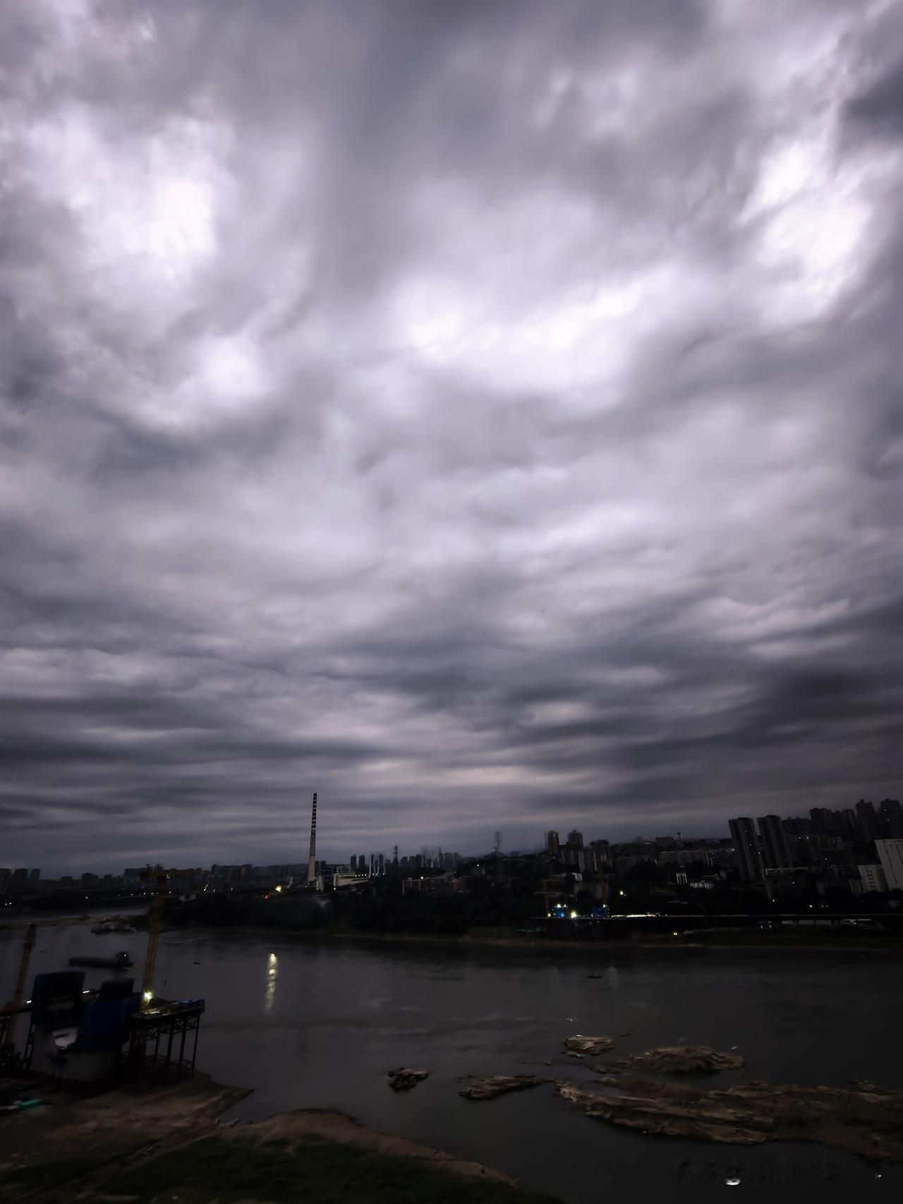 “风雨欲来山满楼，黑云压城城欲摧” ，谁能想到9月10日的重庆，直接上演了现实版