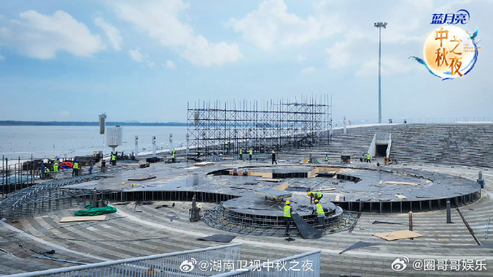 TOP登陆少年秋晚录制听说TOP登陆少年会参加湖南卫视的中秋之夜录制，场地设在山