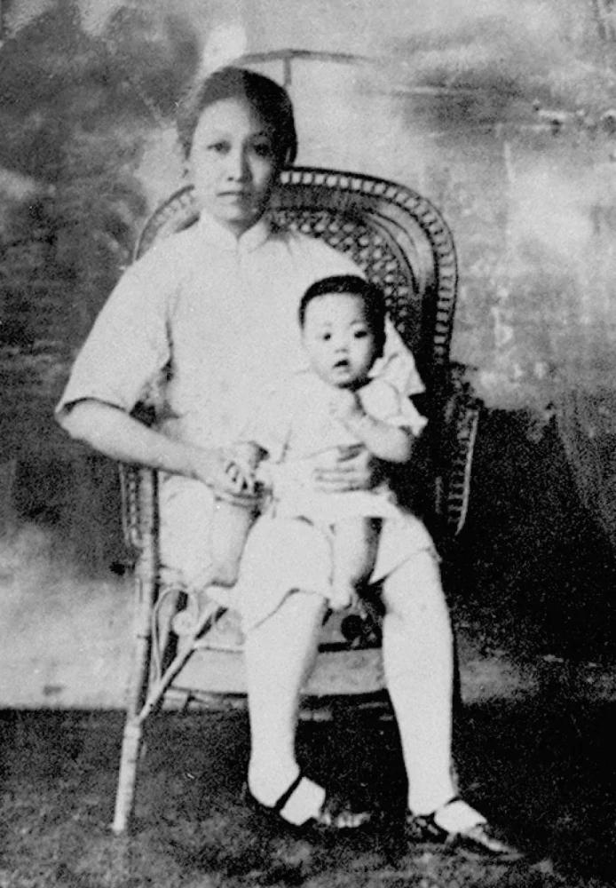 赵一曼烈士的儿子在1982年自缢身亡，生前给女儿留下遗言：“你奶奶是奶奶，你是你