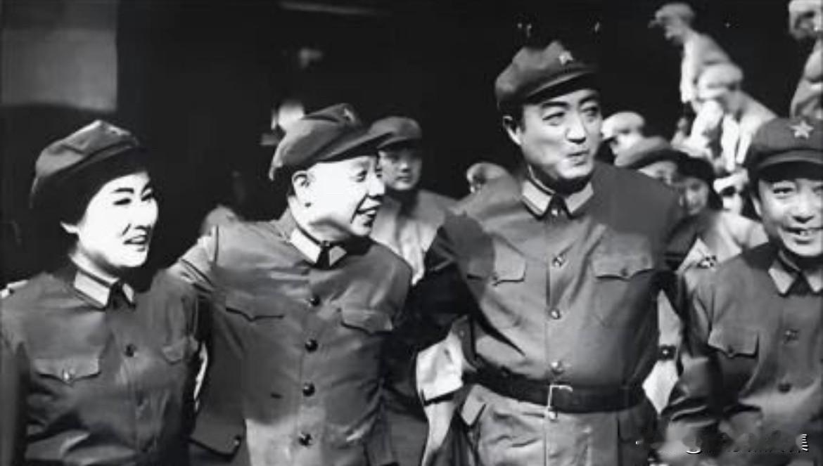 1975年，复排版《长征组歌》在北京展览馆剧场首演，演出结束后萧华与演员合影，左