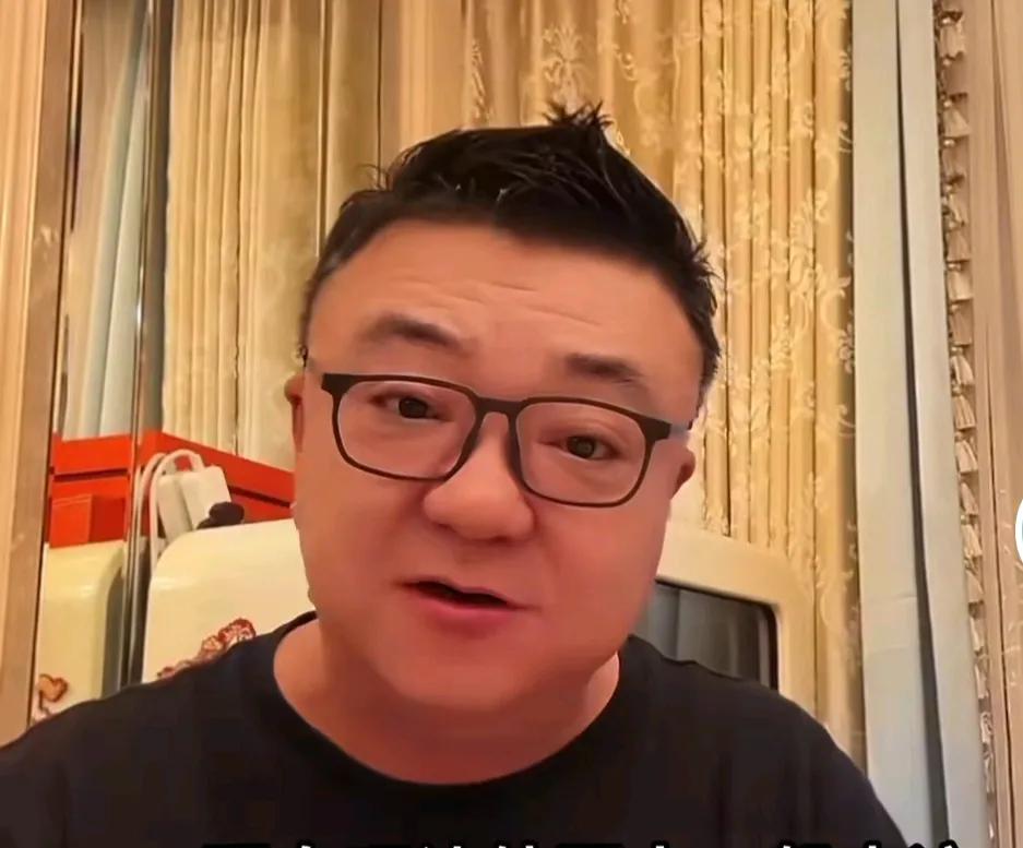 在U17国足击败沙特队的比赛中，足球小将成员邝兆镭助攻万项打入扳平比分的进球。赛