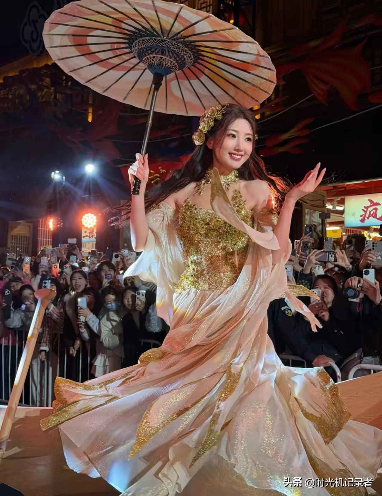 毛晓彤的出场费不便宜吧！毛晓彤在福州三坊七巷跳舞，这哪里是跳舞，这是仙女下凡啊！