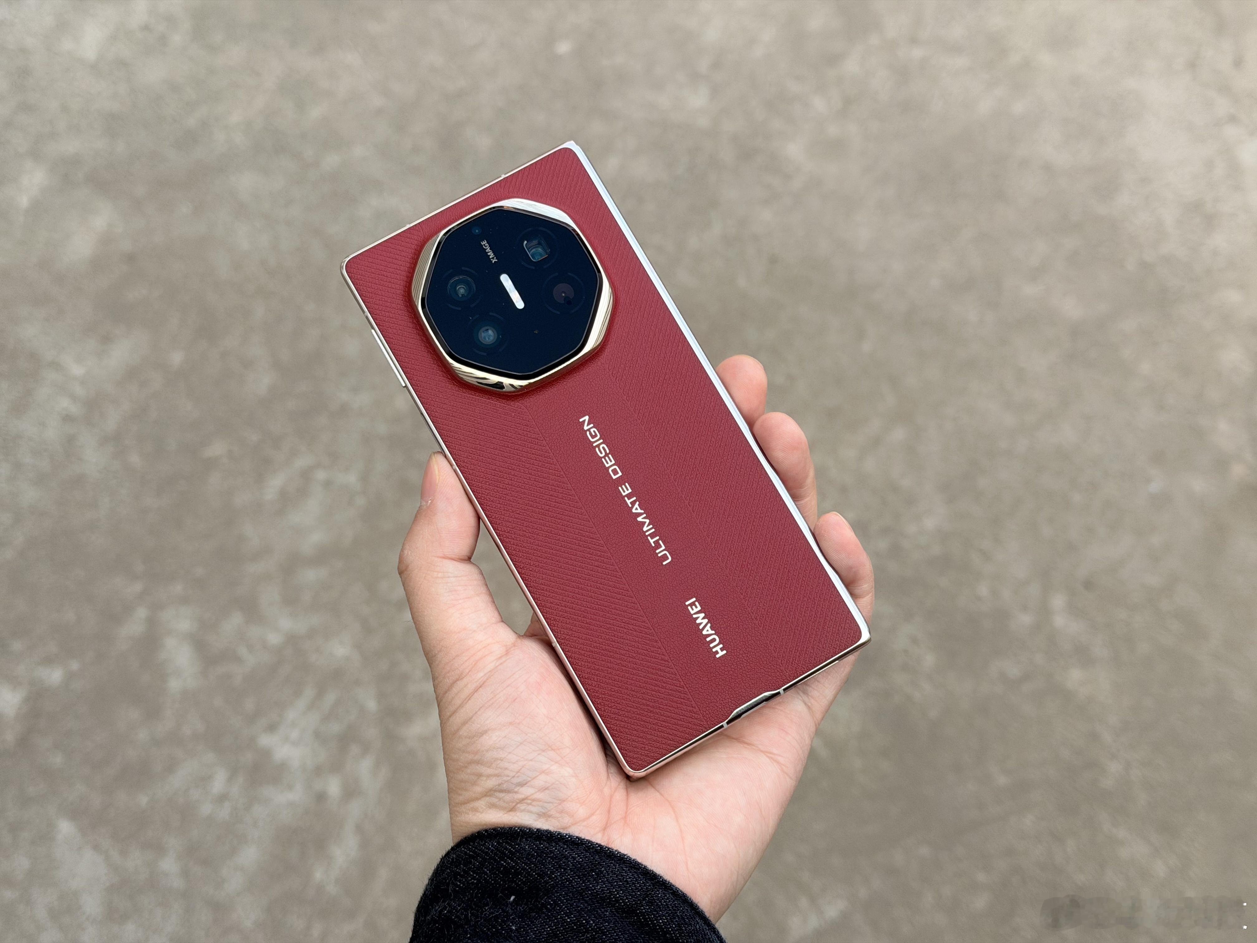 华为三折叠真的是家喻户晓啊。╮(¯▽¯)╭今年过年特地用华为三折叠做主力机排面一