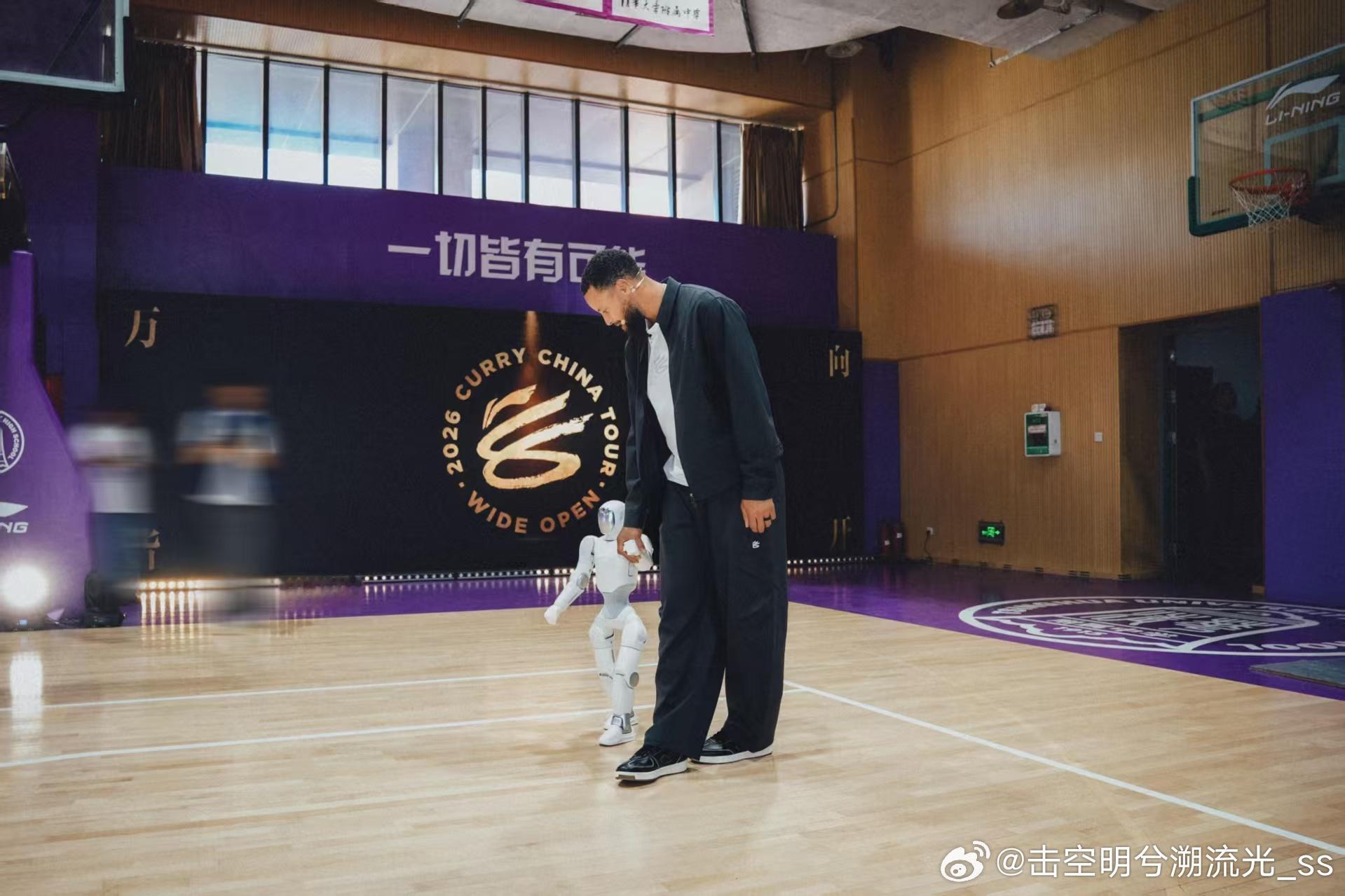 库里听库里之歌听嗨了启元Q1库里中国行名场面持续输出！粤BA赛场《库里之歌》一响