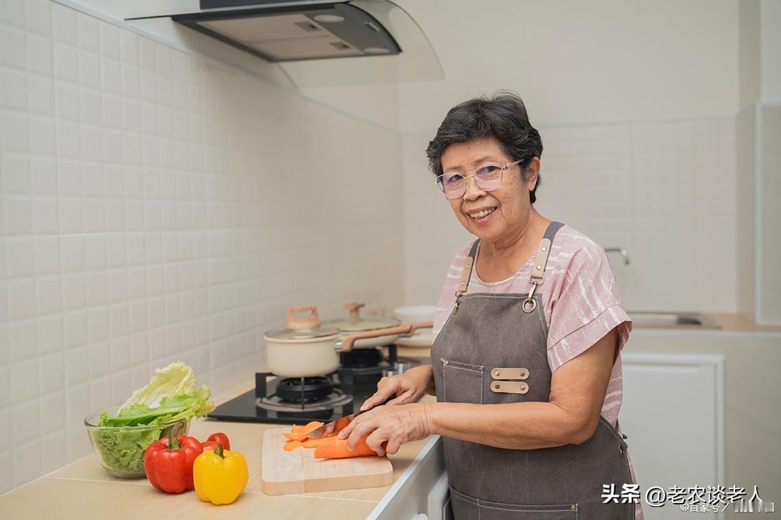 干了十多年家政，我见过太多人把保姆这行想简单了。

以为门槛低，会扫地做饭就行？