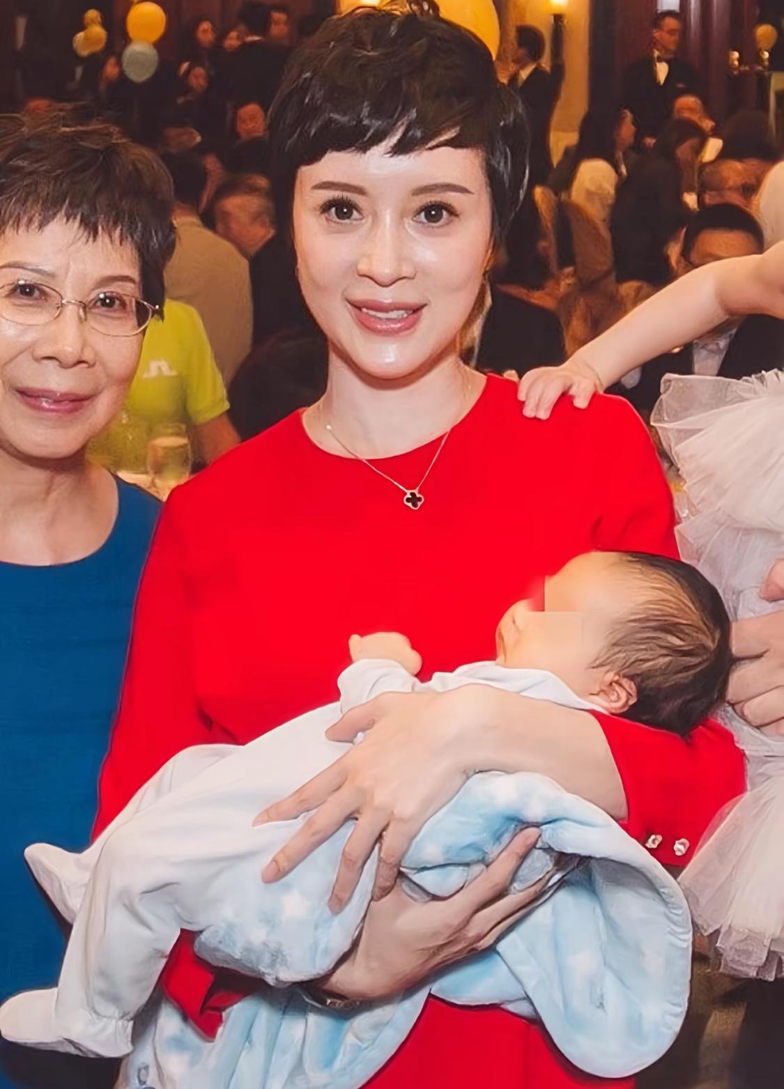 金巧巧与母亲、女儿
