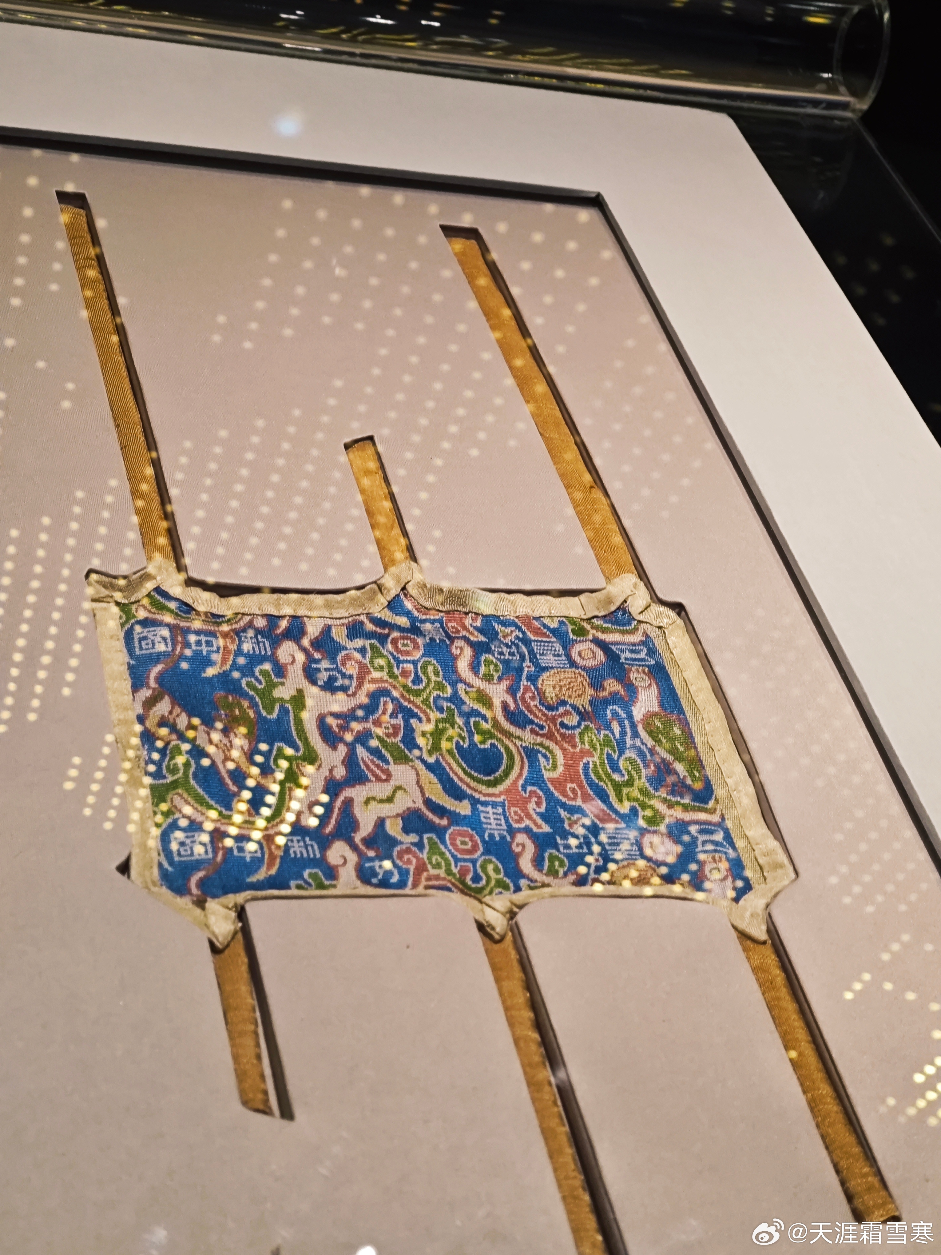 新疆博物馆主要有三件国宝，楼兰美女干尸(距今3800年，楼兰遗址，印欧人种)，彩