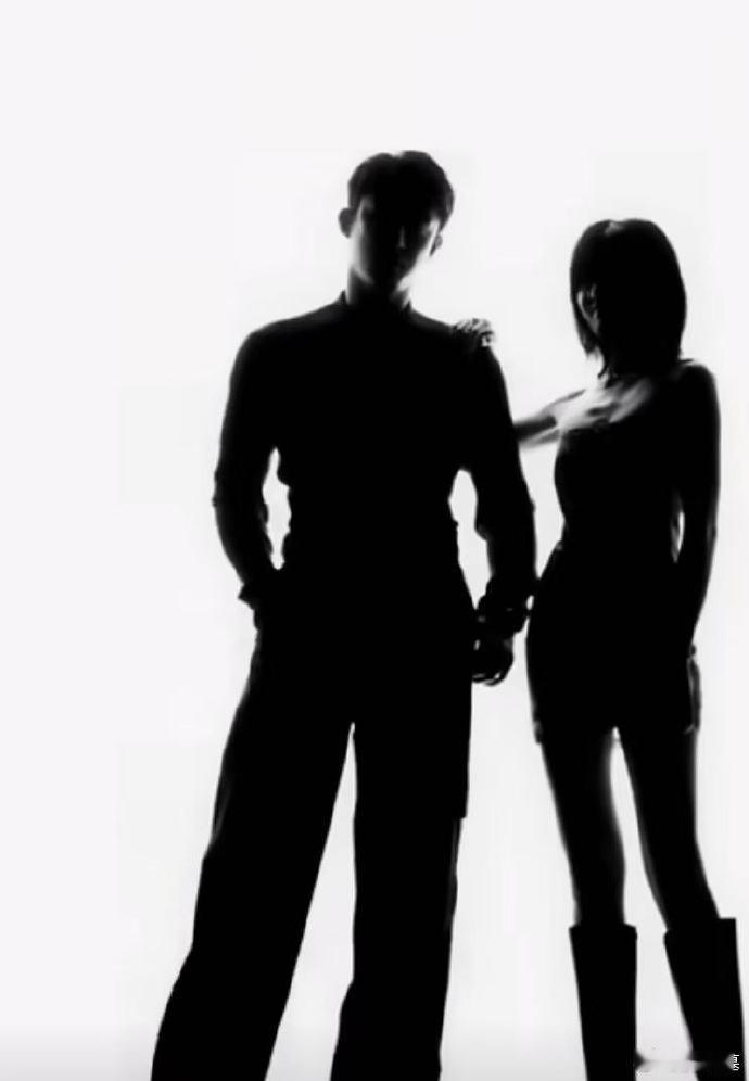 黄景瑜孙千逆光变装  做《冬至》的剧本就稳稳的幸福吧，黄景瑜和孙千直接把饭给大家