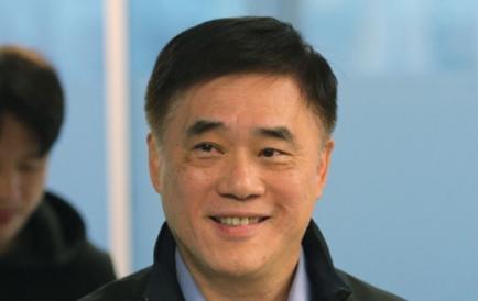 郝龙斌拜会韩国瑜卢秀燕！
却不参加辩论会？


郝龙斌缺席辩论会引发了热议
国民