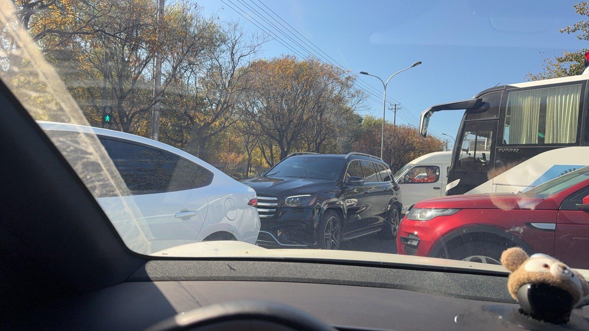 出门捡晚秋 简直就是开碰碰车本周末北京迎赏秋客流高峰 ​​​