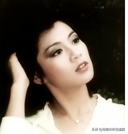 发一张你相册里最漂亮的照片翁美玲美照～瞧那眉眼，弯弯如新月的眉毛下，一双翦水秋瞳