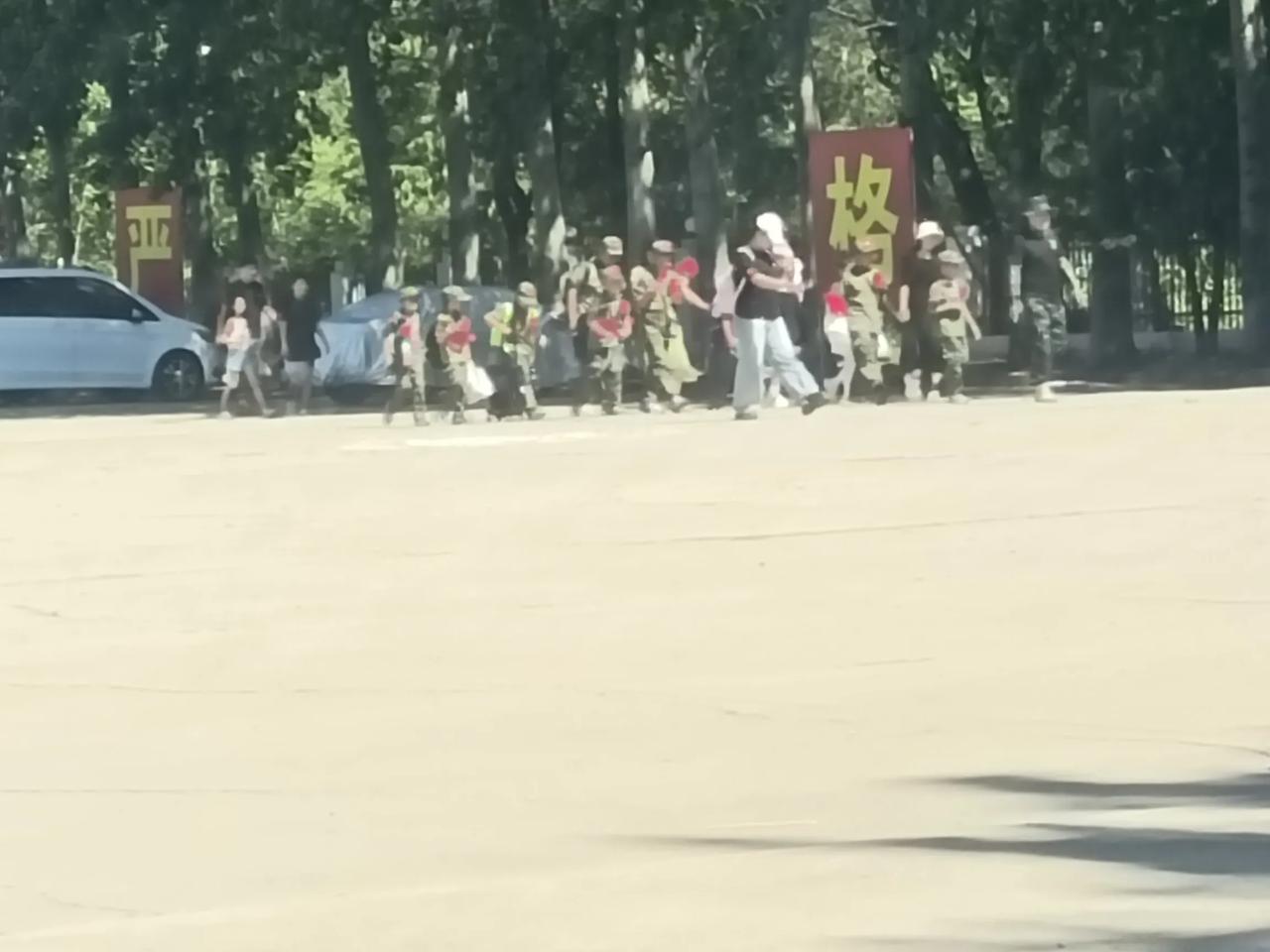 1个星期的军事夏令营结束了，一个个晒的跟非洲人似的有点假，南美人差不多。夏令营 