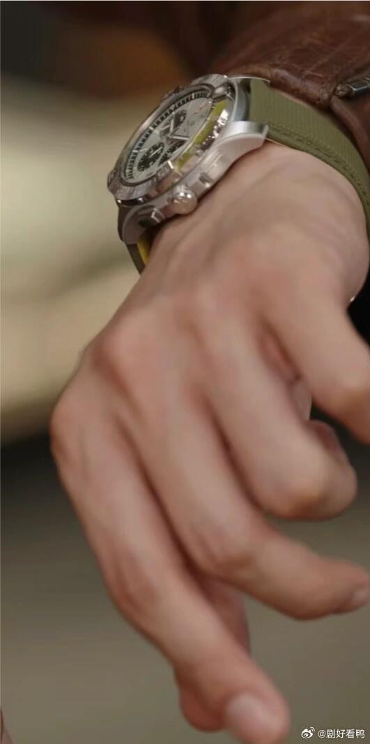 黄景瑜手控天菜 只能说黄景瑜这手完全是长在了我的审美点上，特别是手控看到了根本就