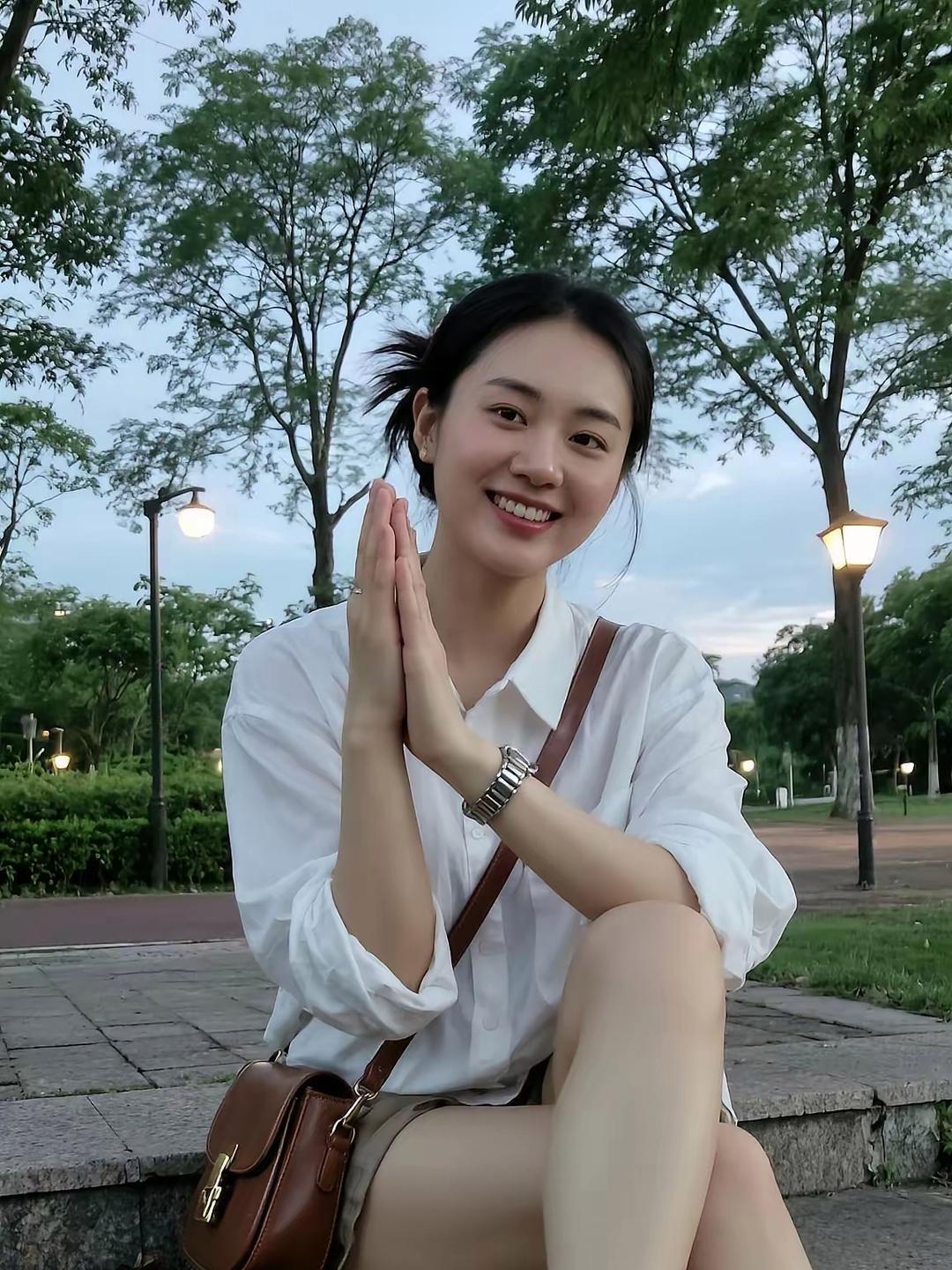 在公园的美女