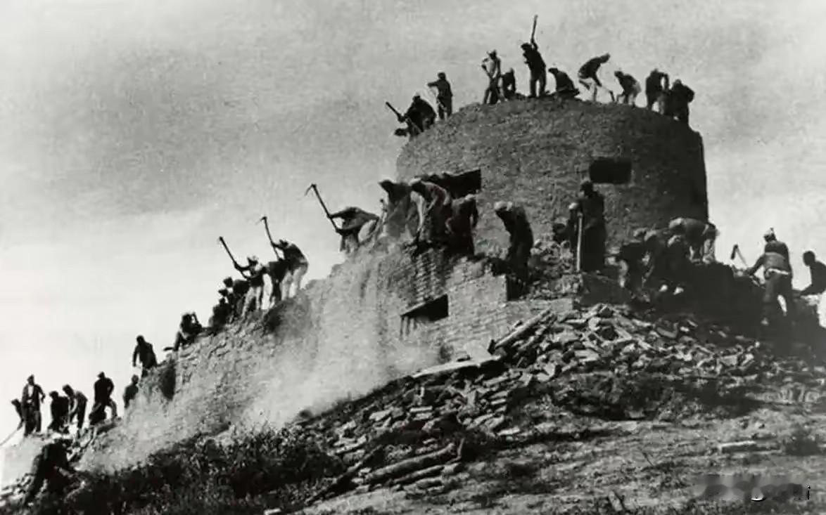 1941年，百团大战，日军碉堡久攻不下，772团易良品团长冲着伪军大喊：“都是中
