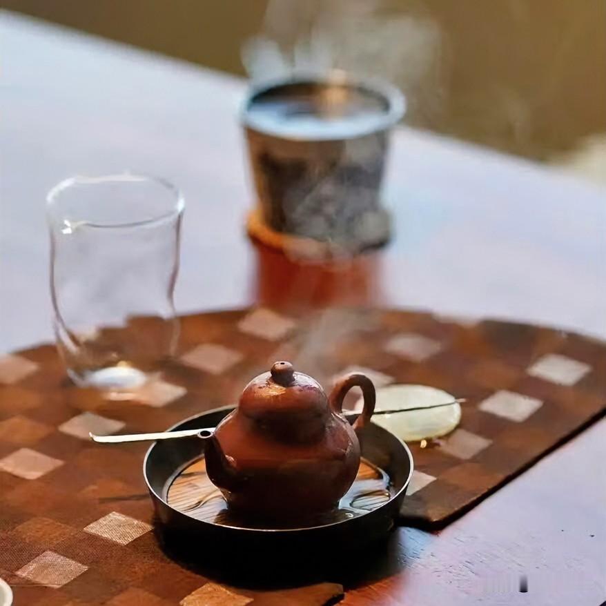 《茶中百味·山坡羊》
茶有苦，茶有甜，人生悲喜总相缠。盏里浮沉意自延，苦，终成淡