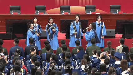 现在的毕业典礼跟签售会似的如今毕业典礼氛围感拉满，同学们排队找老师同学签名留念，