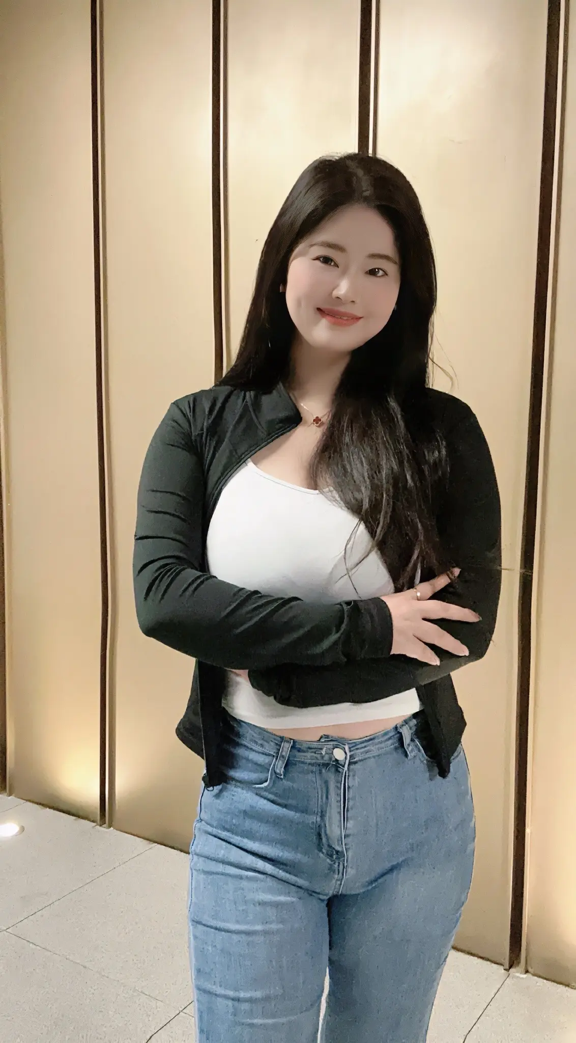 这算是天庭饱满，地阁方圆，眉清目秀，双眼爆皮吧