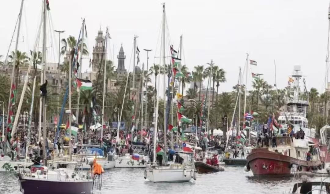 一艘大货船被20多艘小帆船围着转了三小时，硬是给逼得改道了。这事发生在4月20日