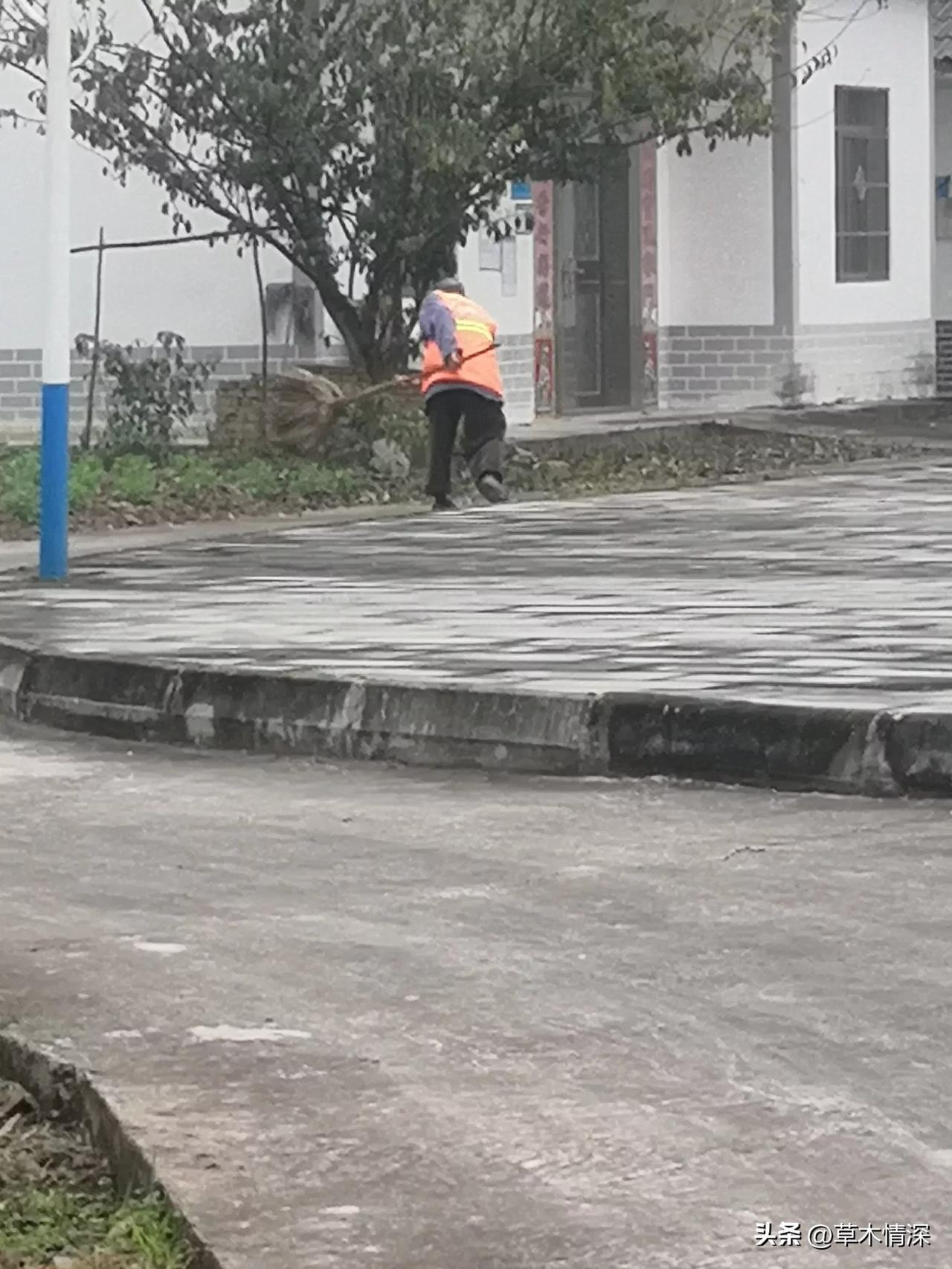 在农村地区，活要做有这位清洁工，也是当地清洁卫生的，一个很勤劳而不怕苦的农村唐大