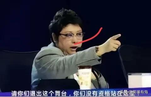 还漏了眼镜，这里单独开一篇吧！
站台是一副；
吃饭时一副；
评委时一副；
后面也