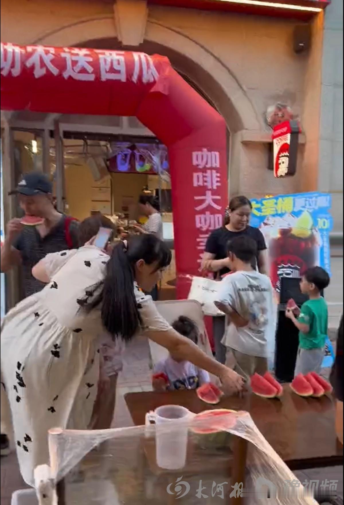 95后女孩用实际行动来证明——勿以善小而不为。

月初，郑州95后幸运咖店主李醒