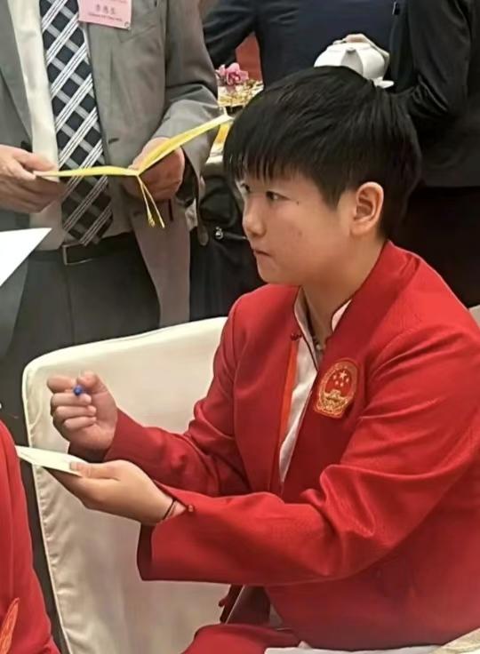 奥运健儿访问香港第二天，小编发现三个很有意思的现象：
 
1、孙颖莎成为最受欢迎