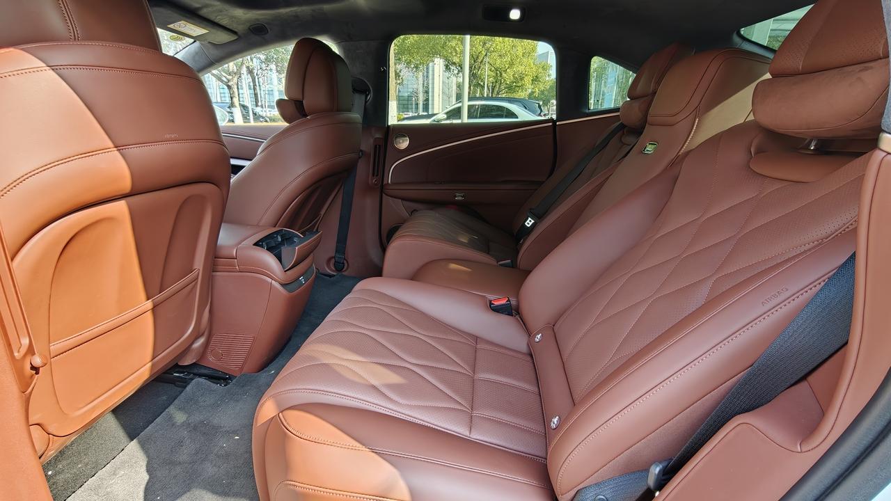 坐进昊铂A800驾驶座的那一刻，我就知道，这台主打“商务+家用”的座驾，要打破我