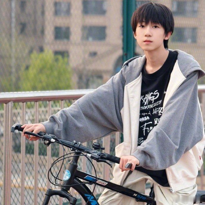 杨博文的骑车成长史 从骑小三轮的萌娃到林间追风少年，杨博文骑车成长轨迹超戳人~热