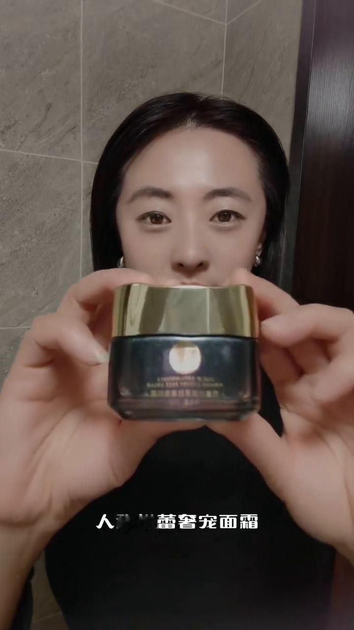 它就是悦蕾抗皱紧致奢宠面霜，人称悦蕾奢宠面霜。如果你是干皮，想要锁水保湿、提拉紧