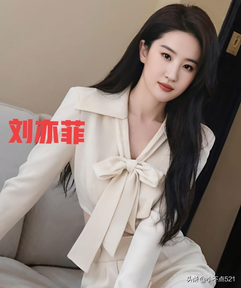 刘亦菲这造型也太美了！[比心]白色衬衣领在灯光下闪得我移不开眼，卷发温柔又带点小