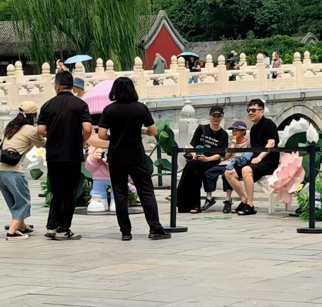 网友在北京北海公园，偶遇陈建斌蒋勤勤还有他们的小儿子一同出游拍照 
