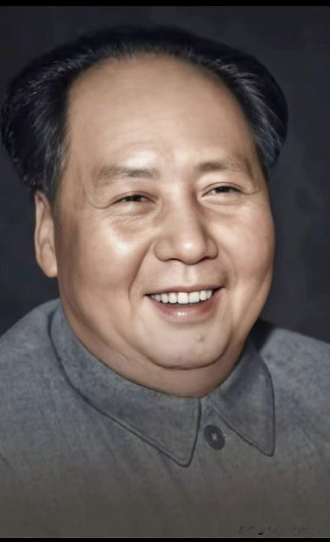毛主席是各族人民对领袖的尊称和怀念，毛泽东三个字也已经不是单单一个名字了，是一面