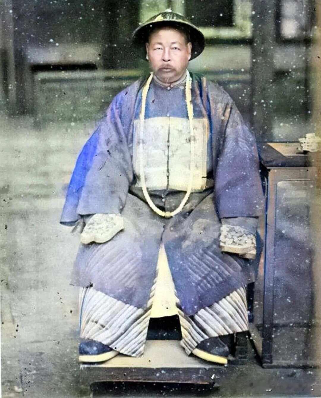 [太阳]1881年，71岁的左宗棠娶了17岁的章怡为妾。洞房花烛夜，章怡慌忙拭去