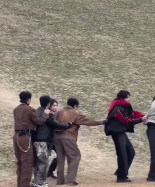 范丞丞背着王鹤棣追人时，白鹿正躺在灰尘里大笑。
于洋一把抱起白鹿，身高差逼出反向