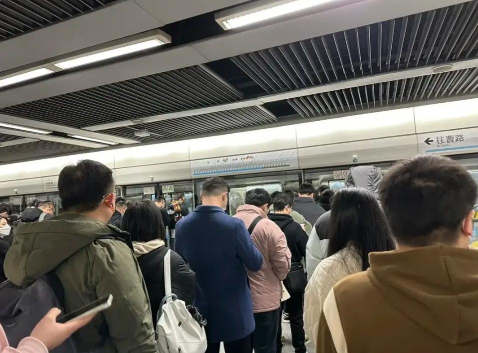 上海地铁9号线松江段：通勤族的“堵心事”与破局之道

清晨七点，九号线松江大学城