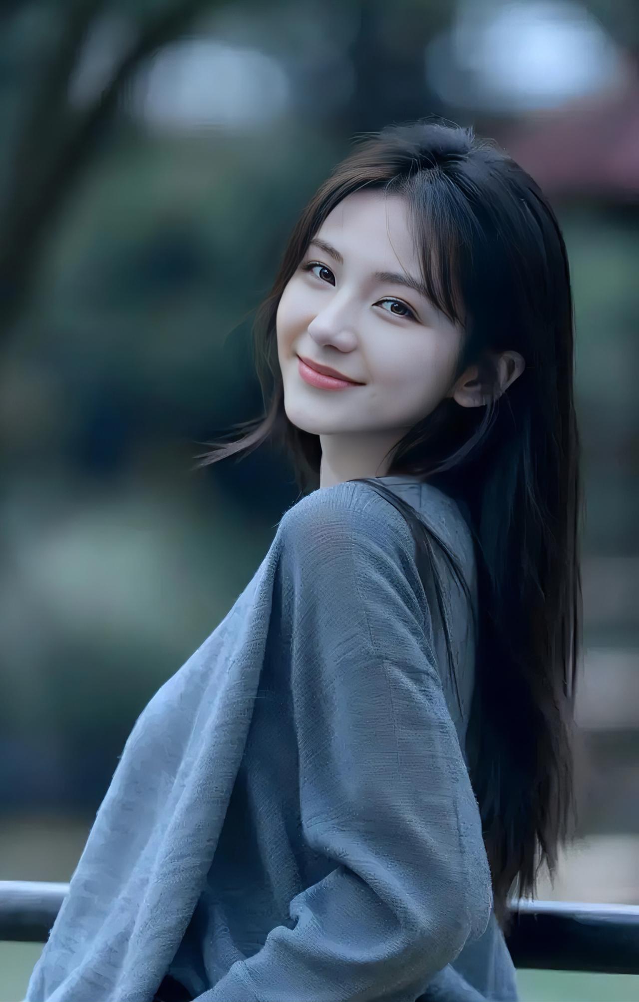 董玉辉说：你若计较，鸡毛蒜皮也能伤到你，你若释怀，风风雨雨也不畏惧。人生是认真与