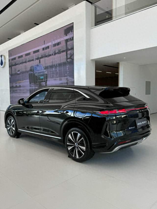 腾势N7猎跑SUV，外观内饰双在线，家用代步值不值得选